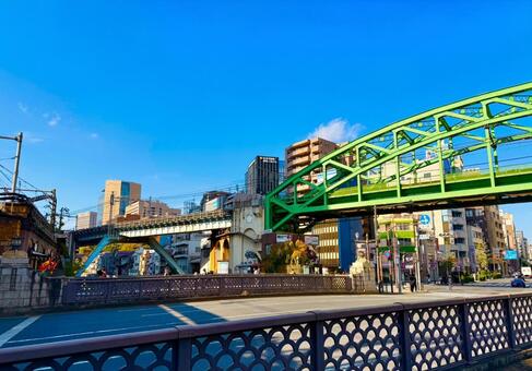 神田の鉄道橋とストリートとブルースカイ 神田,鉄道橋,青空の写真素材