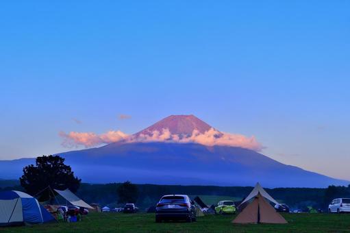 夕焼け富士山を望みながらオートキャンプ 夕焼け富士山を望みながらオートキャンプ 風景,キャンプ,カーサイドの写真素材