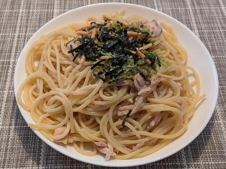 大雪前の昼に自宅で食べたツナスパゲッティ スパゲッティ,ツナ缶,お茶漬け海苔の写真素材