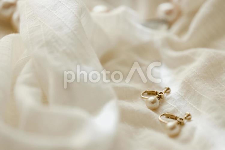 パールのイヤリングと白い布 アクセサリー,パール,真珠の写真素材