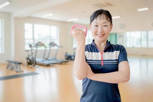 トレーニングする女性 シニア,アクティブシニア,トレーニングの写真素材