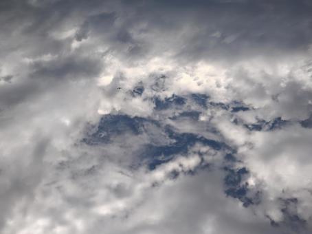 曇天の隙間 空 曇天の隙間 空 空,曇り空,曇りの写真素材