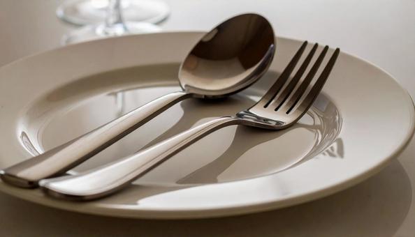 食器 白い皿 フォーク スプーン 食器 白い皿 フォーク スプーンの写真