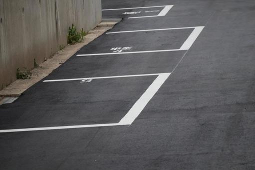 町中の白線のアスファルトの駐車場 町中の白線のアスファルトの駐車場の写真