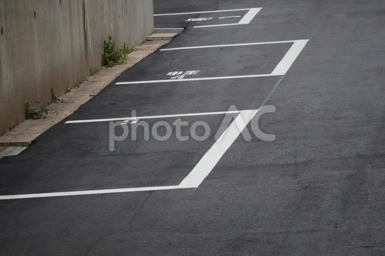 町中の白線のアスファルトの駐車場 町中,白線,アスファルトの写真素材