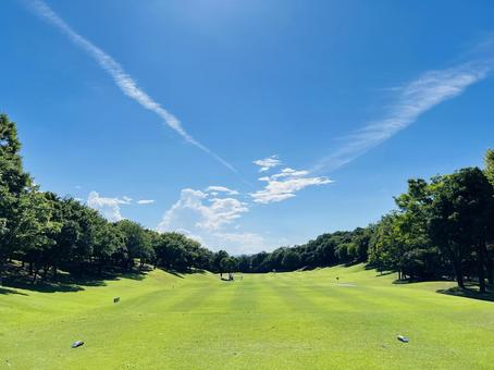 青空とゴルフコースの美しい風景 青空とゴルフコースの美しい風景 ゴルフ,おおむらさきゴルフ俱楽部,ゴルフ場の写真素材