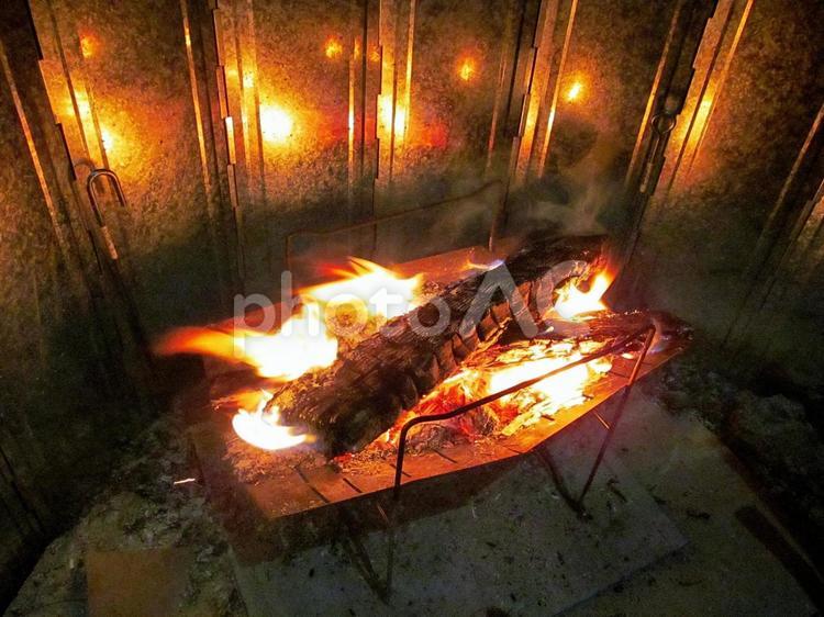 キャンプ　焚き火 炎,たきび,風除けの写真素材