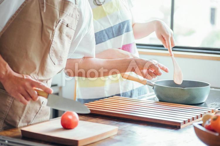 一緒に料理を作る男女（夫婦・フライパン） 料理,包丁,夫婦の写真素材