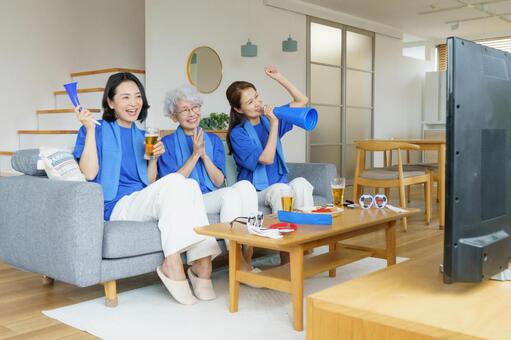 サッカー日本代表を応援する女性3人 ミドル,応援,声援の写真素材