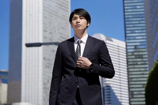 走在辦公區的日本男性商人, JPG 走在辦公區的日本男性商人, JPG