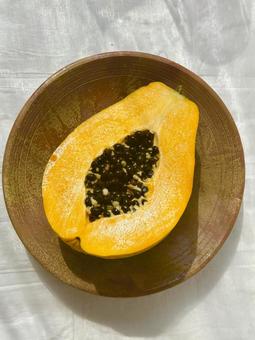 ただ今が食べ頃の完熟パパイヤをカット(縦 ただ今が食べ頃の完熟パパイヤをカット(縦の写真