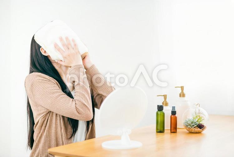 蒸しタオルを使う女性蒸気（顔） ホットタオル,蒸気,蒸しタオルの写真素材