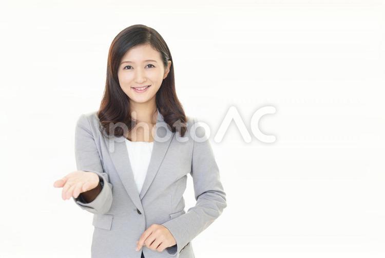案内するビジネスウーマン 女性,仕事,ビジネスの写真素材