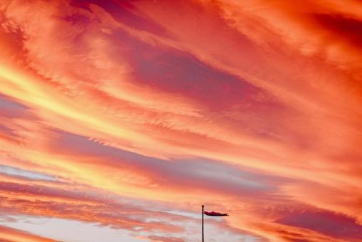 赤く燃える夕焼け雲と鯉のぼり 赤く燃える夕焼け雲と鯉のぼりの写真