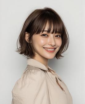 笑顔と洗練されたヘアスタイルの女性 笑顔と洗練されたヘアスタイルの女性の写真
