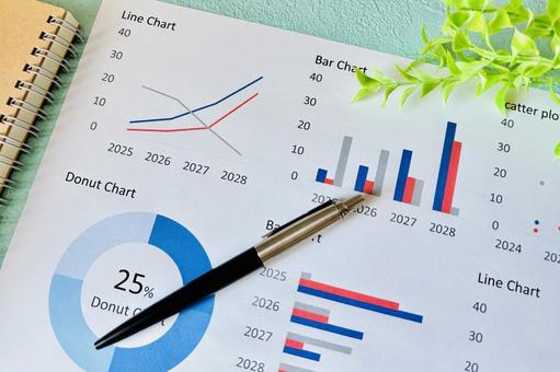 ビジネスのグラフ資料とペン ビジネスのグラフ資料とペン グラフ,統計,データ分析の写真素材