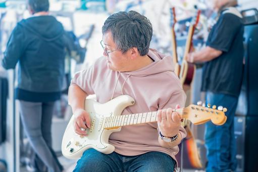 ギターを弾く男性 ギターを弾く男性 音楽,ギター,エレキギターの写真素材