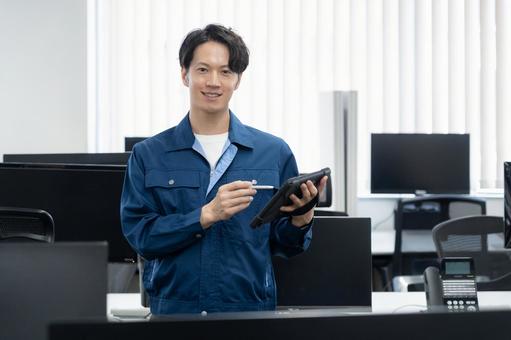 メンテナンスをする若い男性エンジニア メンテナンスをする若い男性エンジニア エンジニア,技術者,メンテナンスの写真素材
