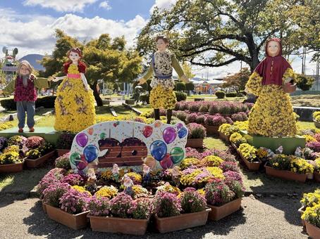 秋の武生中央公園 モニュメント,菊人形,菊祭の写真素材