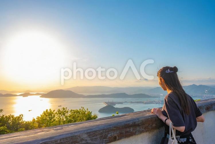 夕焼けを見る女性 夕焼け,夕日,夕方の写真素材