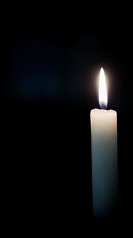 癒やしをもたらすロウソクの火の写真