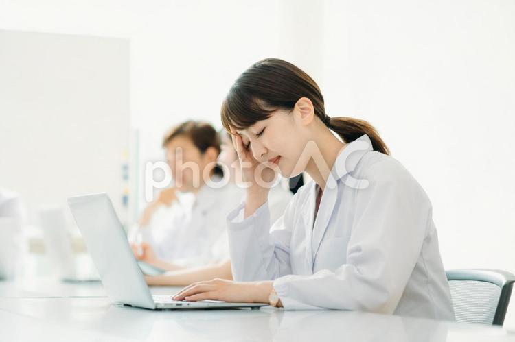 白衣を着た女性（困る） 医療,悩む,医者の写真素材