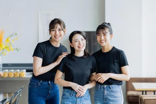 カフェで働く若い女性 カフェで働く若い女性 アルバイト,カフェ,飲食店の写真素材