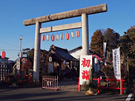 田舎の神社で初詣 初詣,大鳥居,手水舎の写真素材