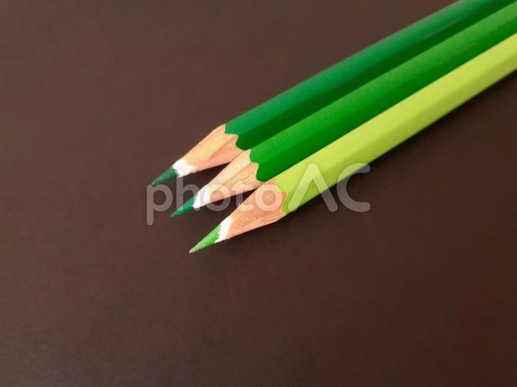 緑系の色鉛筆（三本） 色鉛筆,緑,黄緑の写真素材