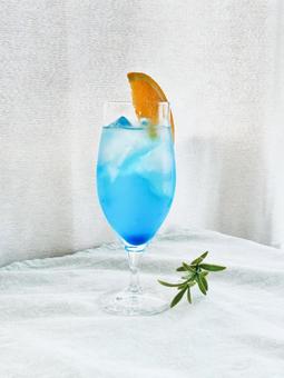 ソフトドリンク 青いジュース,オレンジ,ピルスナーの写真素材