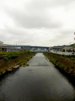 ニコン横浜製作所近くの橋から下流を望むの写真