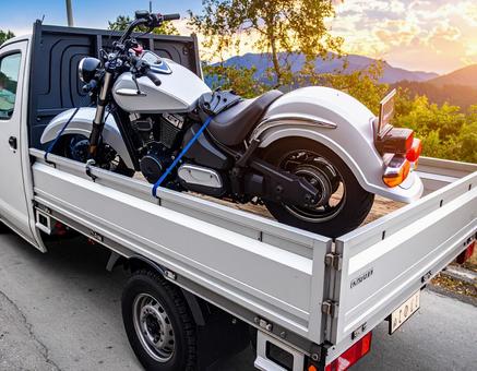 輸送用トラックに積載されたバイク 輸送用トラックに積載されたバイクの写真