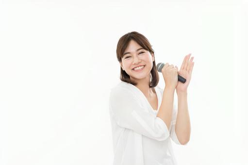 若い女性　カラオケ カラオケ,女性,マイクの写真素材