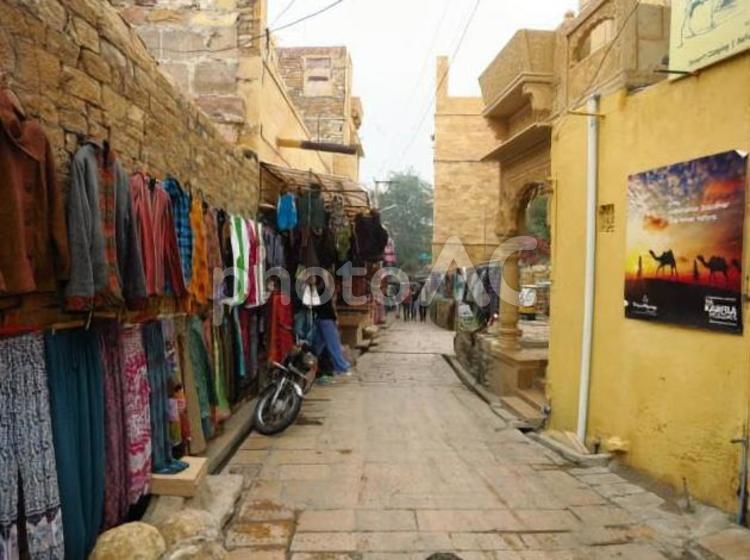 インド　ジャイサルメールの路地裏　26 路地裏,石畳,インドの写真素材