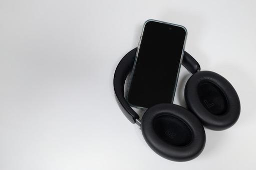 スマホとヘッドフォン スマホとヘッドフォン ヘッドフォン,スマホ,ワイヤレスの写真素材