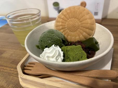 抹茶パフェと緑茶の和スイーツセット 和菓子,抹茶アイス,わらび餅の写真素材