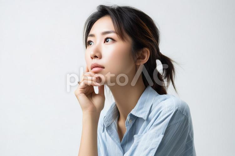 悩みを抱える女性の真剣な表情  女性,若い,日本人の写真素材