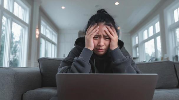 PCの前で頭を抱える女性 03 PCの前で頭を抱える女性 03の写真
