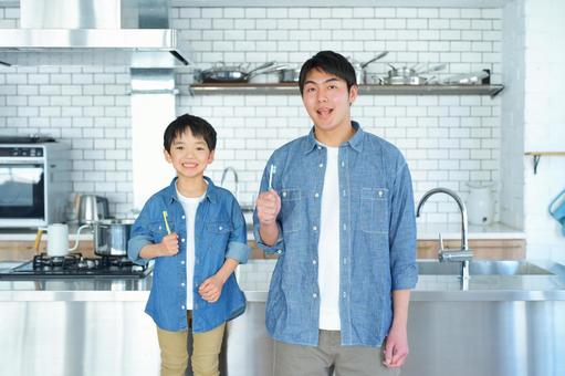 歯ブラシを持っている親子 歯ブラシを持っている親子 親子,男の子,歯ブラシの写真素材