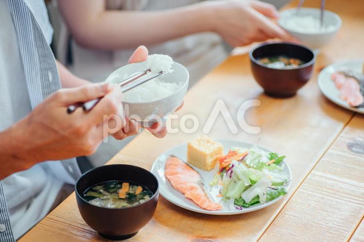 食事をする男女（顔なし） お米,ご飯,食事の写真素材