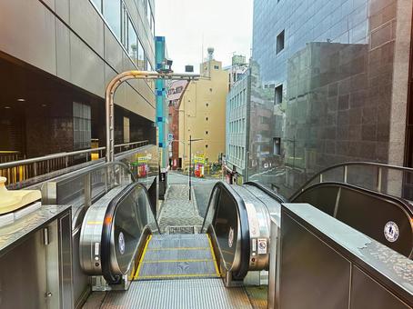早朝の上野周辺　街並み　エスカレーターの写真