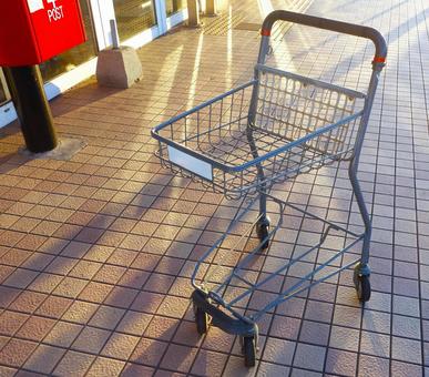 日差しを浴びるカート ショッピングカート,車,スーパーマーケットの写真素材