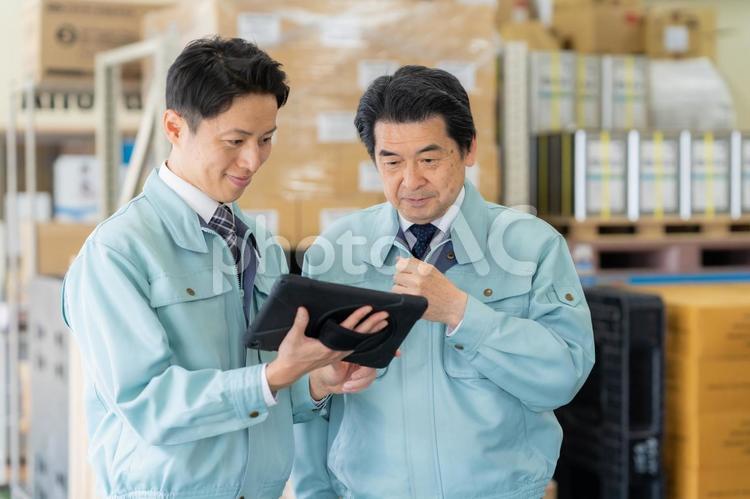 倉庫で働く男性作業員 倉庫,工場,配送の写真素材