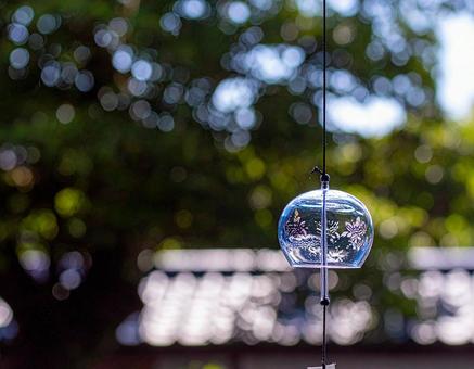 夏の窓辺、軒先の風鈴 夏の窓辺、軒先の風鈴の写真