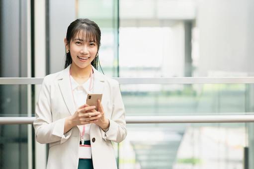 オフィスで働く若いビジネスウーマン オフィスで働く若いビジネスウーマン ビジネスウーマン,若い,女性の写真素材