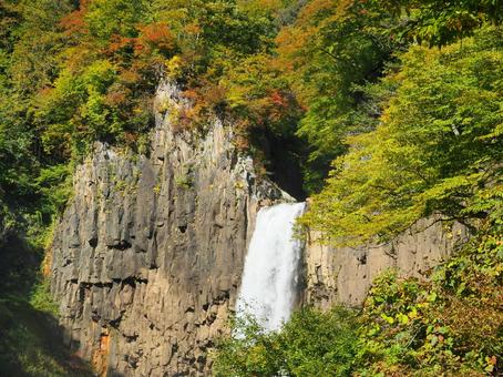 秋の景色１３ 苗名滝,紅葉,新潟県の写真素材
