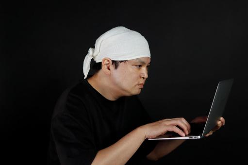パソコンに集中する男性 男性,パソコン,ノートパソコンの写真素材