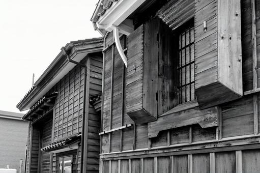 開かれた鎧戸と古い木壁の建物 江差町,古民家,倉庫の写真素材