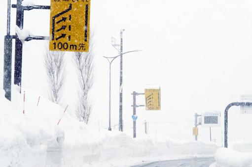 雪の中の交通標識の写真