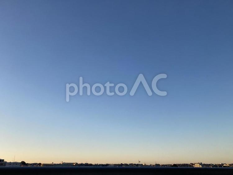 広い空と街のシルエット 空,街,シルエットの写真素材